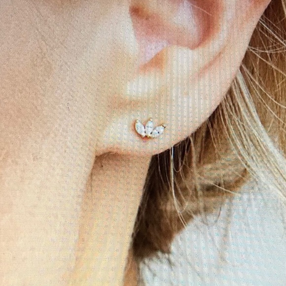 🎉 2 FOR 1 DELICATE MARQUISE STUDS AND SPARKLE RING.🎉 - Picture 7 of 7